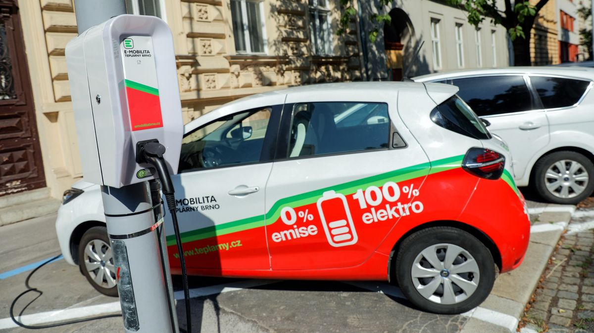 V Brně instalovali první dobíječku pro elektromobily na pouliční lampě